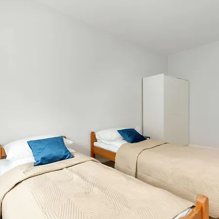 Seaside Family Apartment 8 Guests Walk To Beach By Noclegi Renters